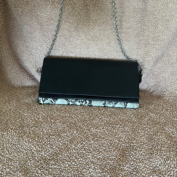 Steve Madden clutch crossbody purse black/snake print with silver chain - Picture 4 of 4